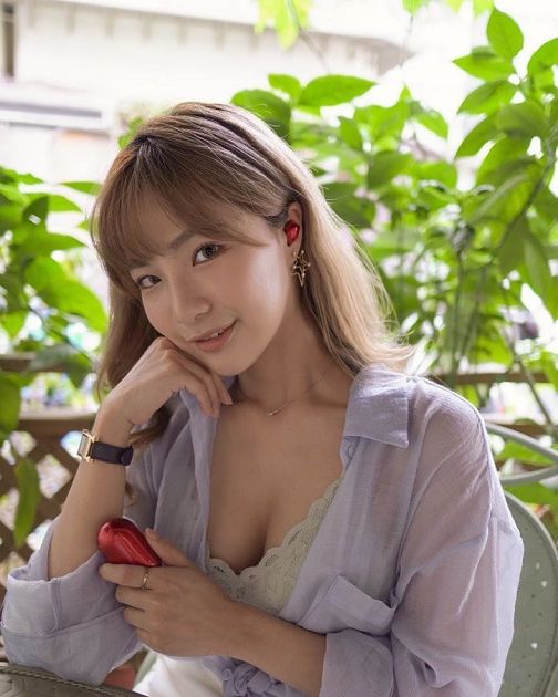 影／又喘又叫！貝莉莓直播彈跳運動「玩到崩潰」　網：謎片？