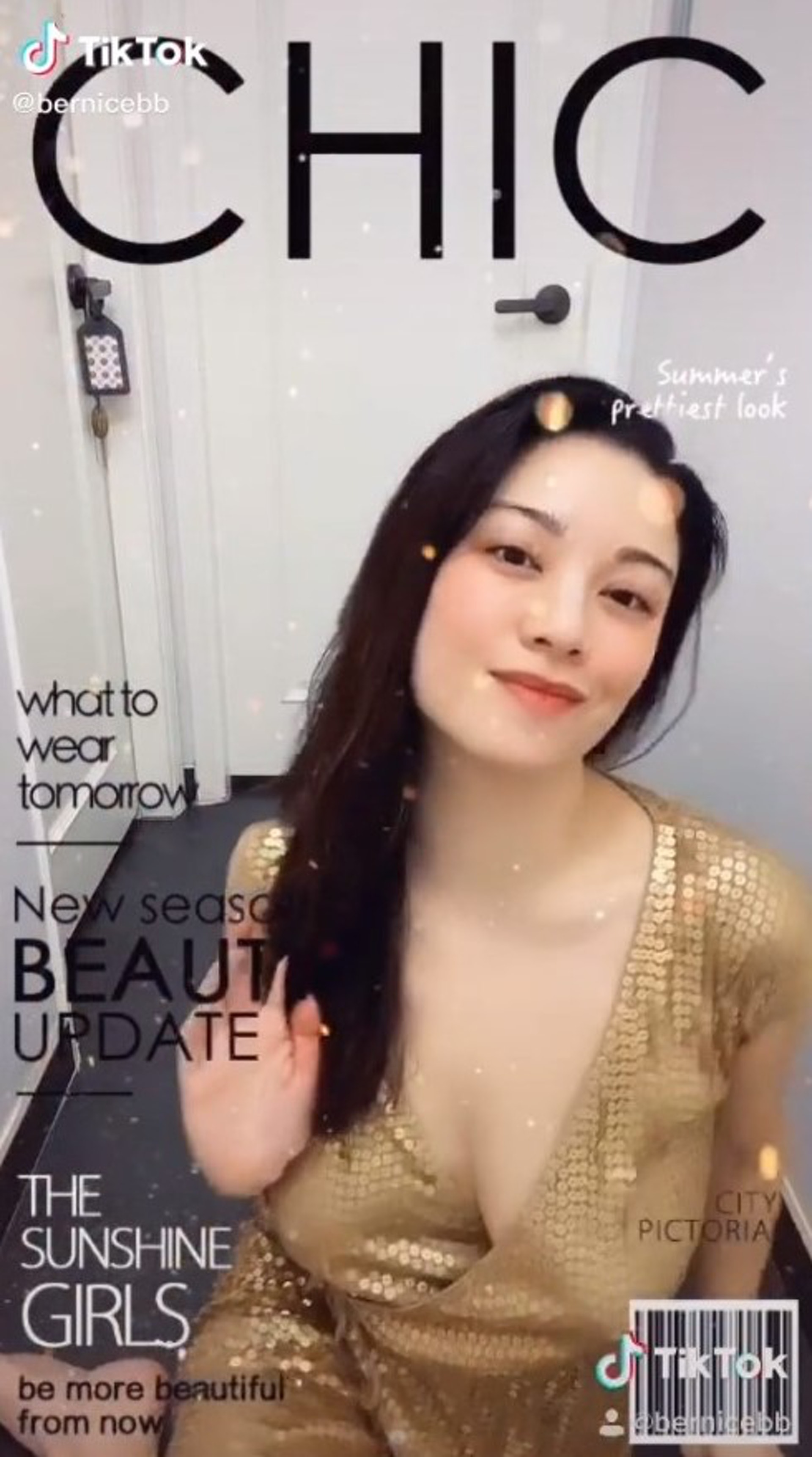 深V開到胃！性感女星「NoBra」全倒出　網驚喊：點點凸出來了！