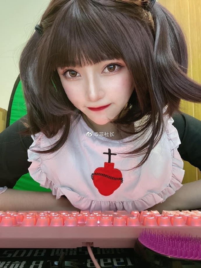 身材太好被ban!實況兇妹「衣服不穿好」UU溢出來 網:好香