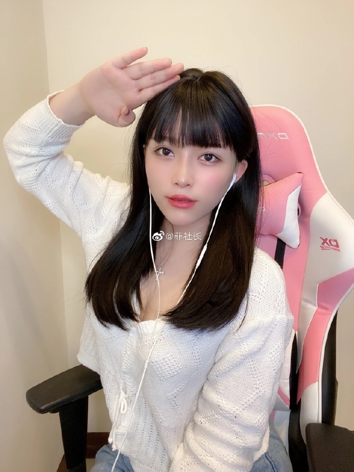 身材太好被ban!實況兇妹「衣服不穿好」UU溢出來 網:好香