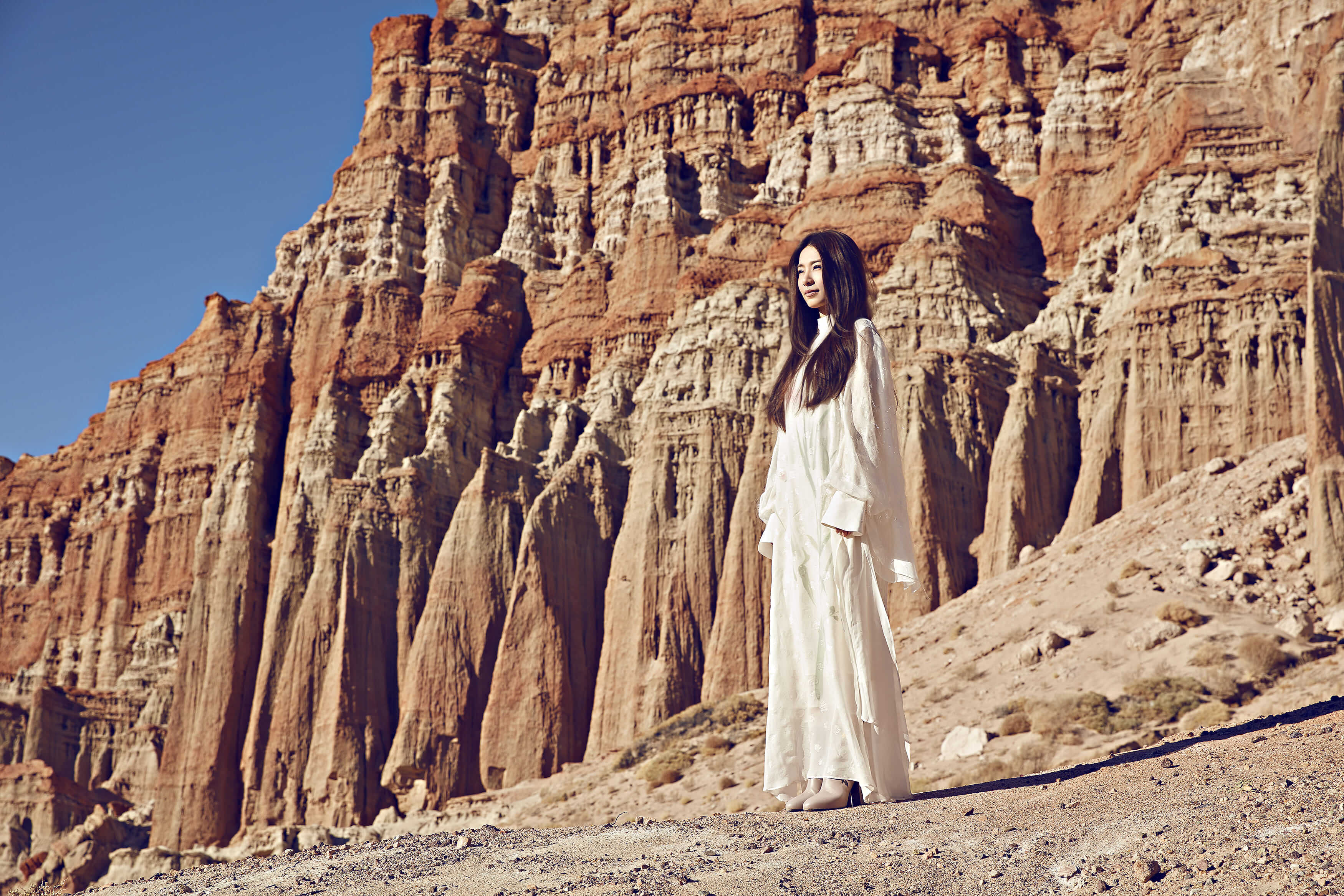 揭開專輯面紗！田馥甄「遠赴洛杉磯」拍MV　自嘲：躺著賺不容易