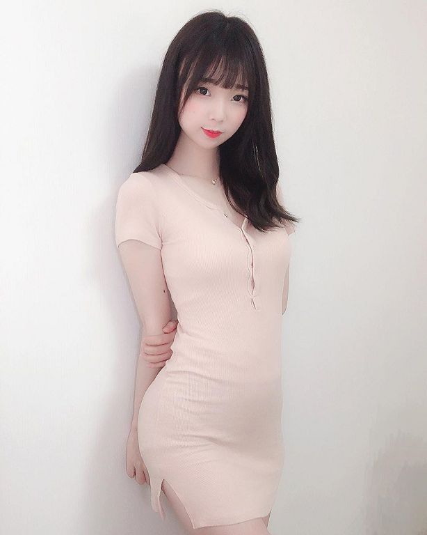 韓直播主害羞熱舞！音樂一下「直接搖起來」  網：最愛這個表情