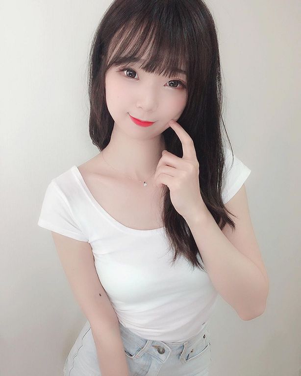 韓直播主害羞熱舞！音樂一下「直接搖起來」  網：最愛這個表情