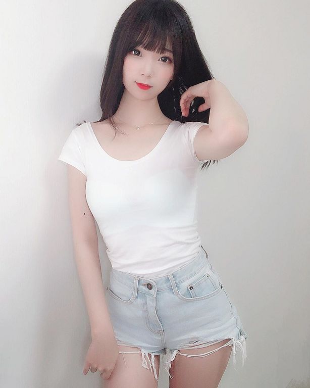 韓直播主害羞熱舞！音樂一下「直接搖起來」  網：最愛這個表情