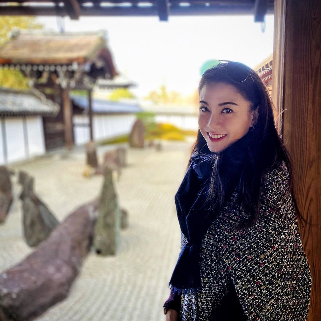 深V開到胃！性感女星「NoBra」全倒出　網驚喊：點點凸出來了！