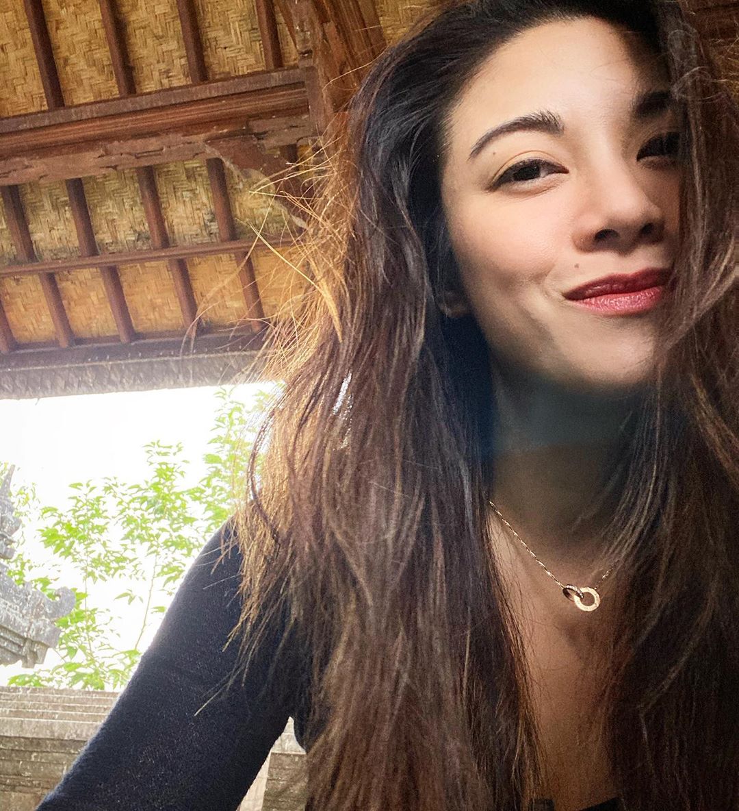 深V開到胃！性感女星「NoBra」全倒出　網驚喊：點點凸出來了！