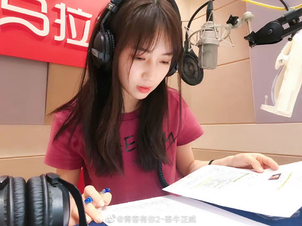 土到掉渣！《青你2》秦牛正威「時尚照曝光」　網傻眼：你哪位？