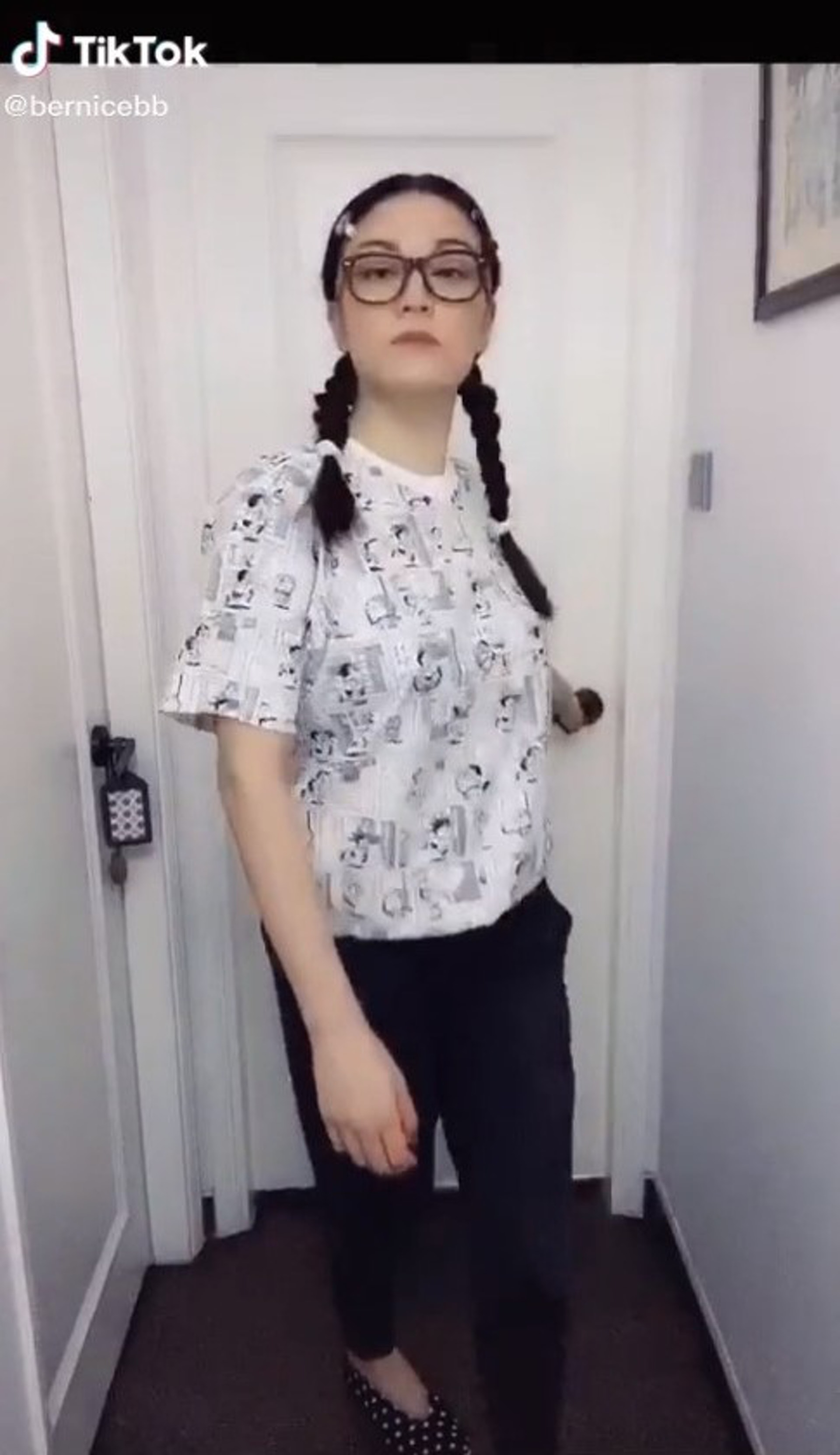 深V開到胃！性感女星「NoBra」全倒出　網驚喊：點點凸出來了！