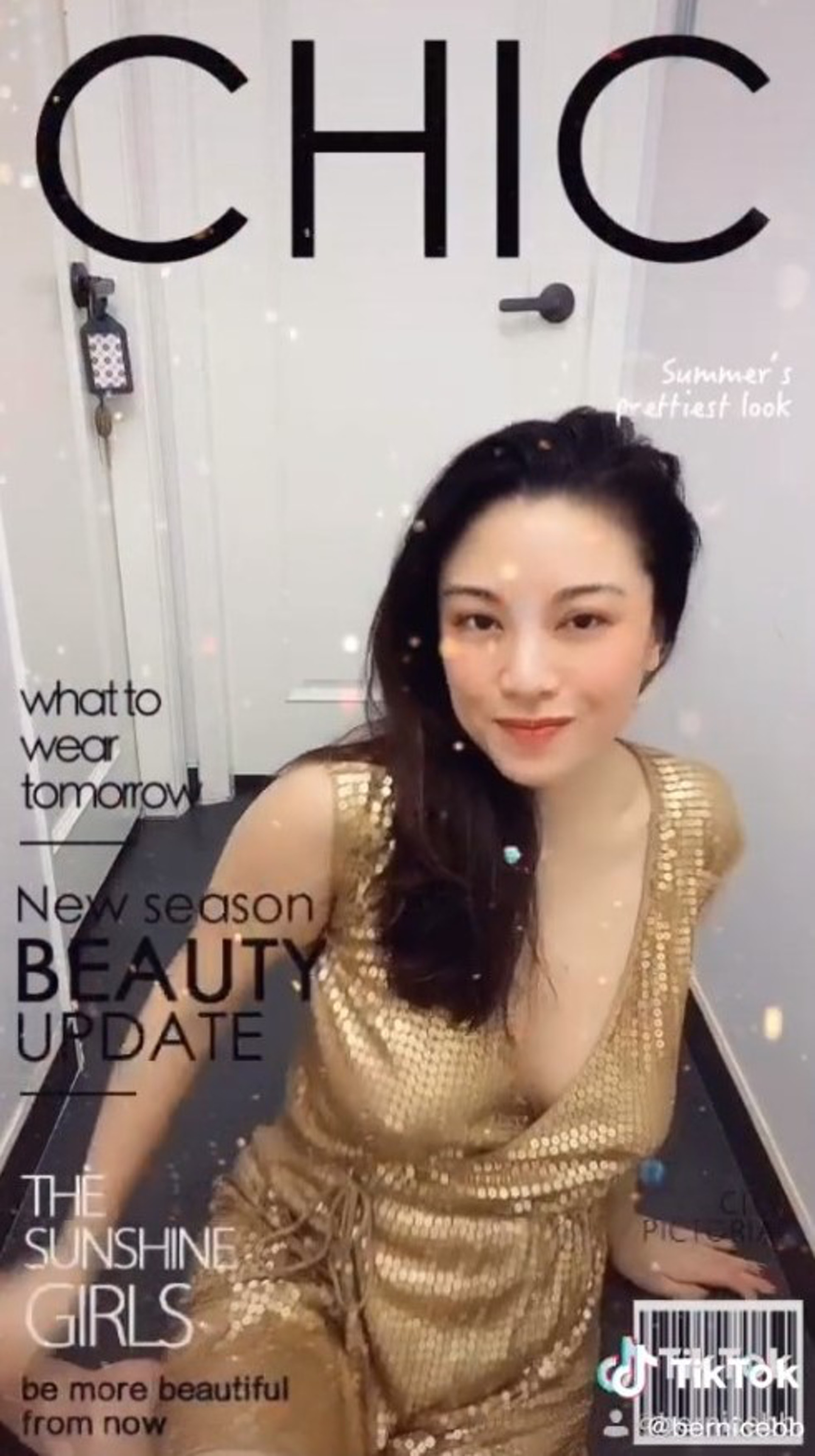 深V開到胃！性感女星「NoBra」全倒出　網驚喊：點點凸出來了！