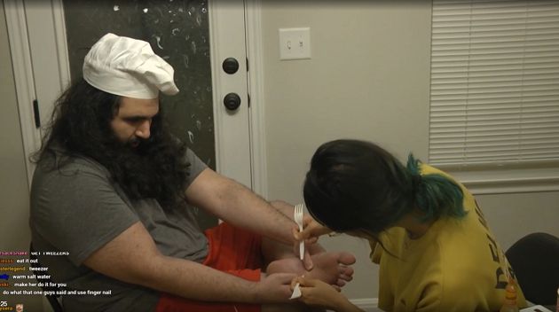 抱酒瓶開實況！企鵝妹「今昔對比」徹底崩壞　網嘆：開心就好