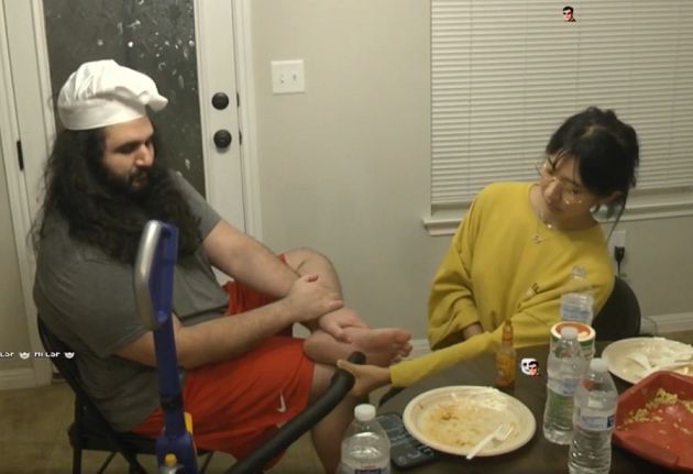 抱酒瓶開實況！企鵝妹「今昔對比」徹底崩壞　網嘆：開心就好