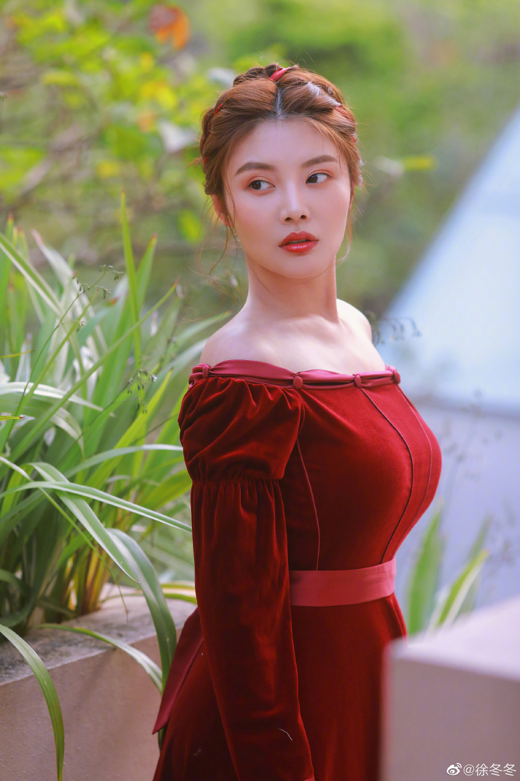 肉肉溢出來!超兇女星「衣服包太緊」形狀全勒出 網驚:有點多