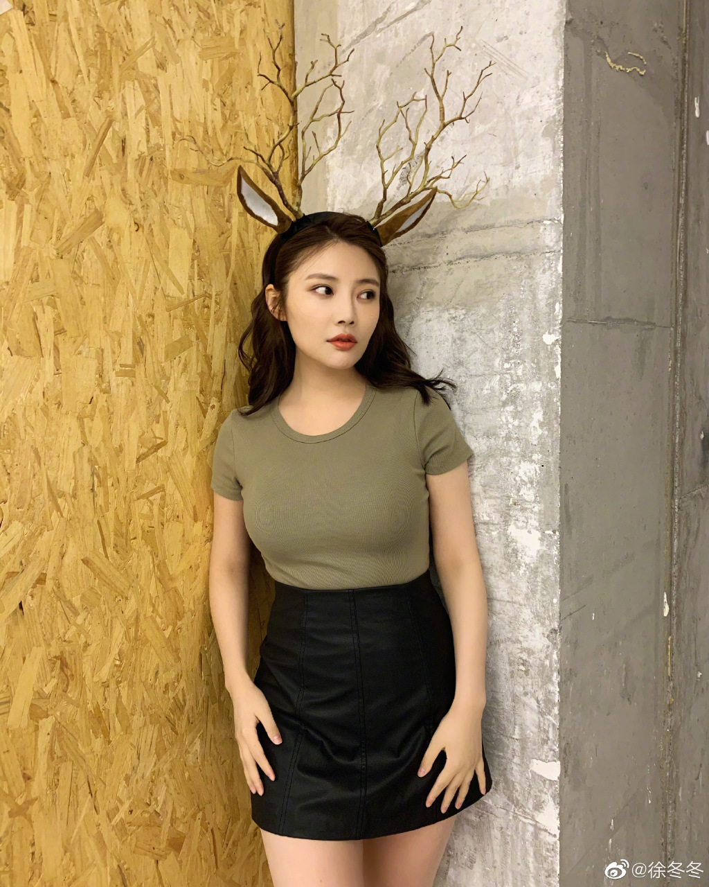 肉肉溢出來!超兇女星「衣服包太緊」形狀全勒出 網驚:有點多