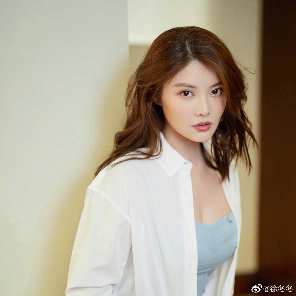 肉肉溢出來!超兇女星「衣服包太緊」形狀全勒出 網驚:有點多