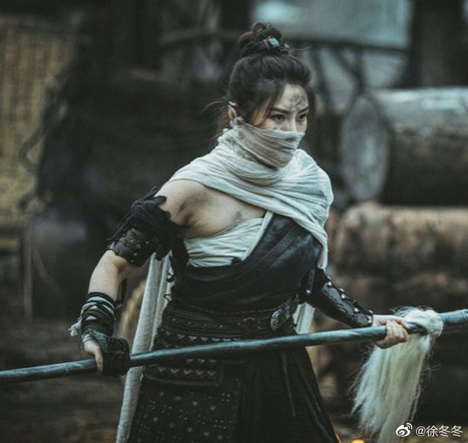 肉肉溢出來!超兇女星「衣服包太緊」形狀全勒出 網驚:有點多