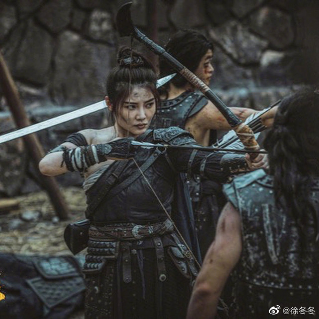 肉肉溢出來!超兇女星「衣服包太緊」形狀全勒出 網驚:有點多