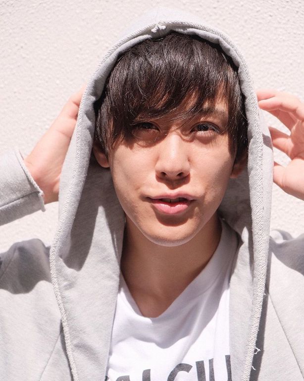 花美男演員強吻70歲阿嬤!「監視器曝光」現惡行狂問:可以親妳嗎