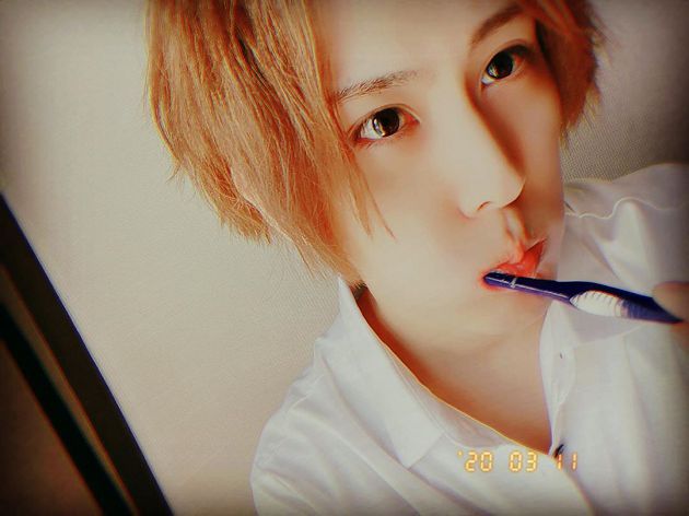 花美男偶像強吻70歲阿嬤!「監視器曝光」現惡行狂問:可以親妳嗎