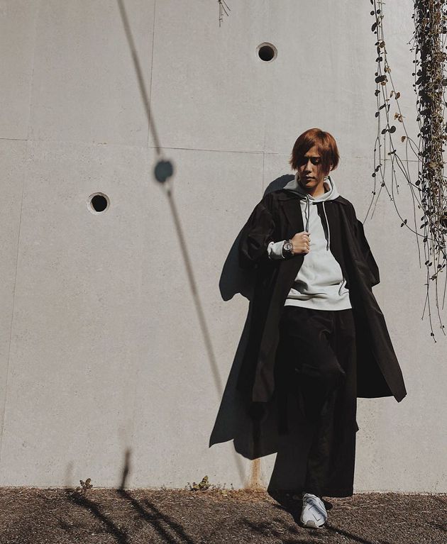 花美男偶像強吻70歲阿嬤!「監視器曝光」現惡行狂問:可以親妳嗎