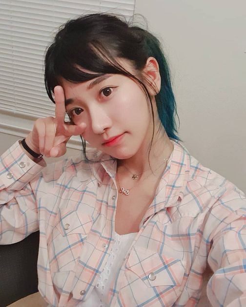 抱酒瓶開實況！企鵝妹「今昔對比」徹底崩壞　網嘆：開心就好