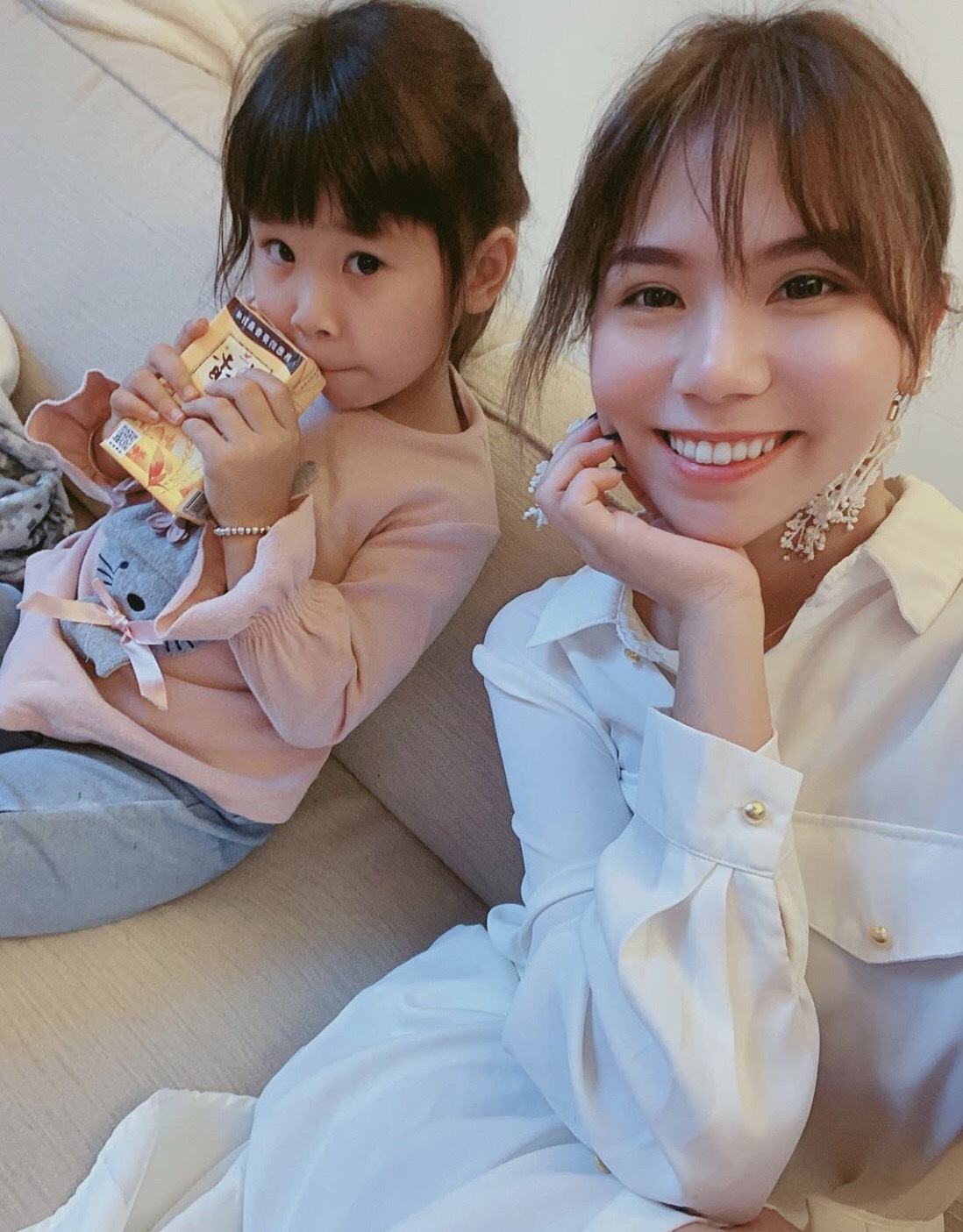 蕾菈在網路上擁有超高人氣，不僅個人Youtube頻道有高達近73萬的訂閱，同時也是網紅團體《反骨男孩》的成員之一。雖然已是一個小孩的媽了，但仍然不減其魅力，一路靠著大尺度和直言不諱的風格，吸引不少忠實粉絲。