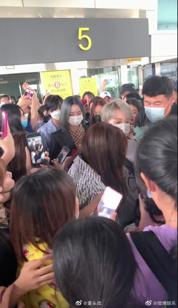 「THE9」現身機場被擠爆!成員「慘遭飛撲摟腰」全場失控 粉絲氣炸!