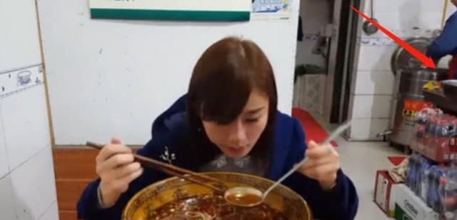 欺騙觀眾？「最美大胃王」再爆假吃風波　慘被抓包「一句話穿幫」！