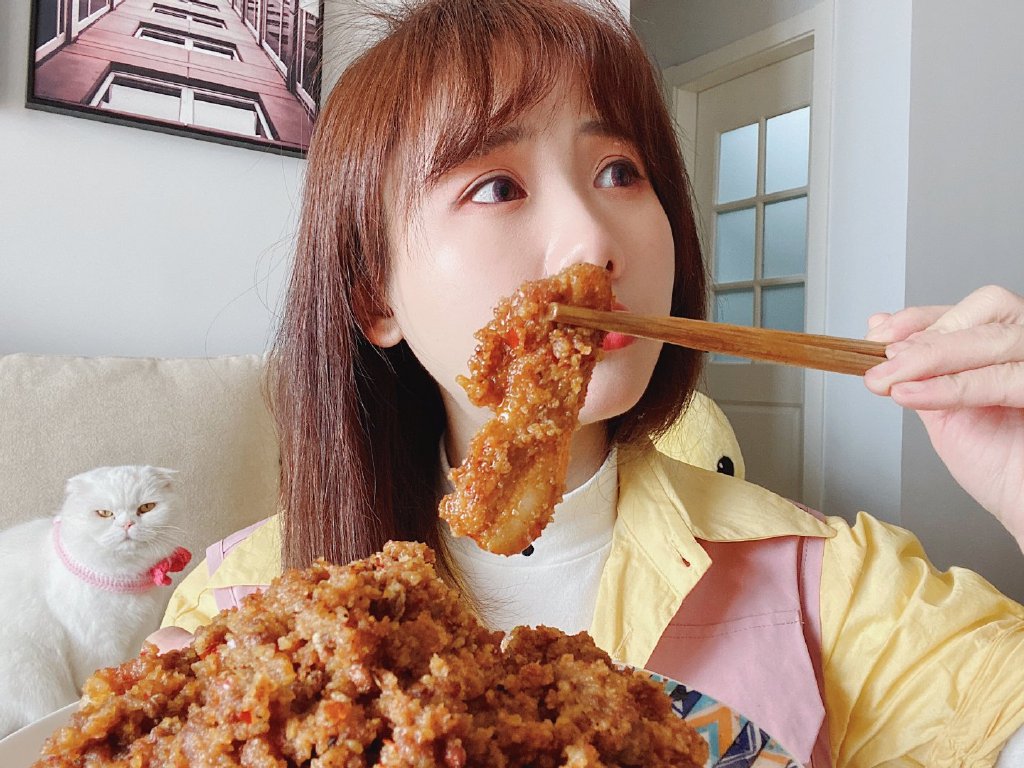 欺騙觀眾？「最美大胃王」再爆假吃風波　慘被抓包「一句話穿幫」！