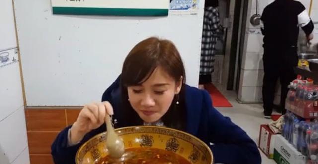 欺騙觀眾？「最美大胃王」再爆假吃風波　慘被抓包「一句話穿幫」！