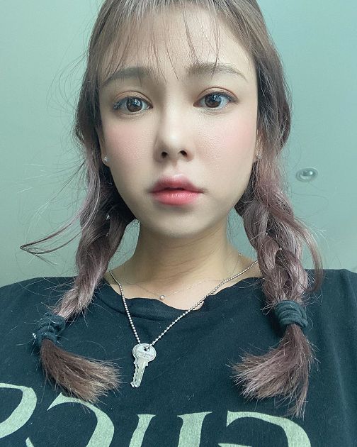 神秘三角洞!天菜小姐「緊身背心」交叉兩條遮巨球 網:太胸