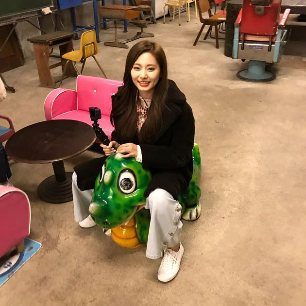 醜照全流出!子瑜「生日被出賣」:大張嘴巴打哈欠