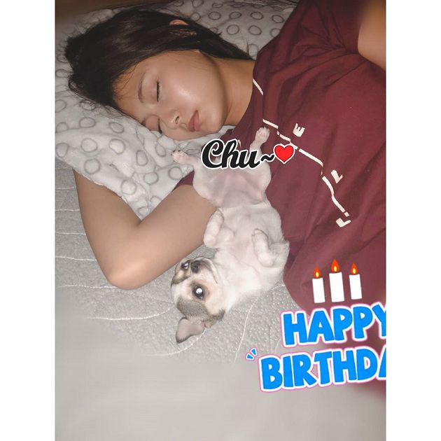 醜照全流出!子瑜「生日被出賣」:大張嘴巴打哈欠