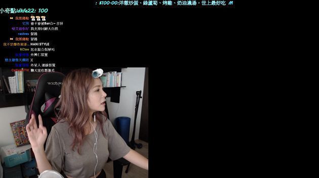 神秘三角洞!天菜小姐「緊身背心」交叉兩條遮巨球 網:太胸