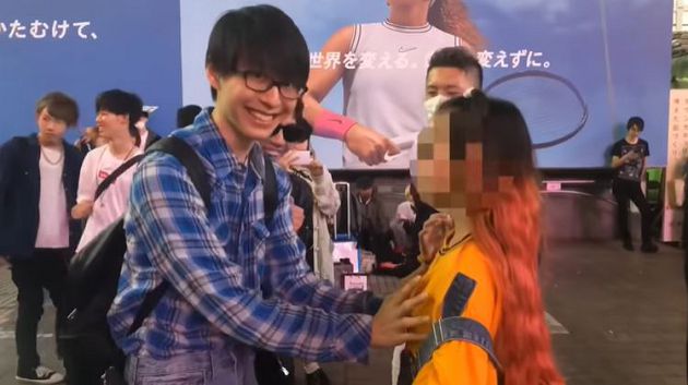 280元掐遍女生內內!日處男網紅「大街上狂揉」:A到D都有