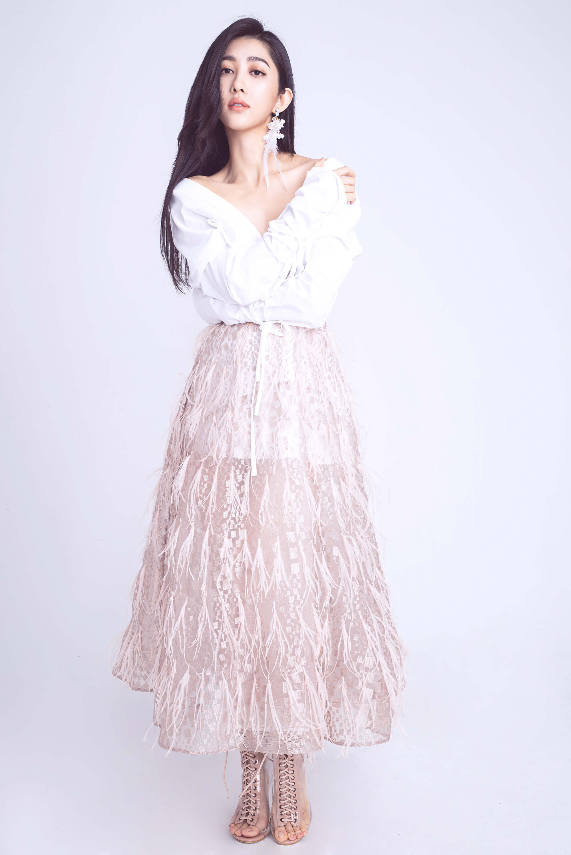 本土劇林志玲「王晴」發片超曲折 「洋裝開深V」仙氣爆棚!