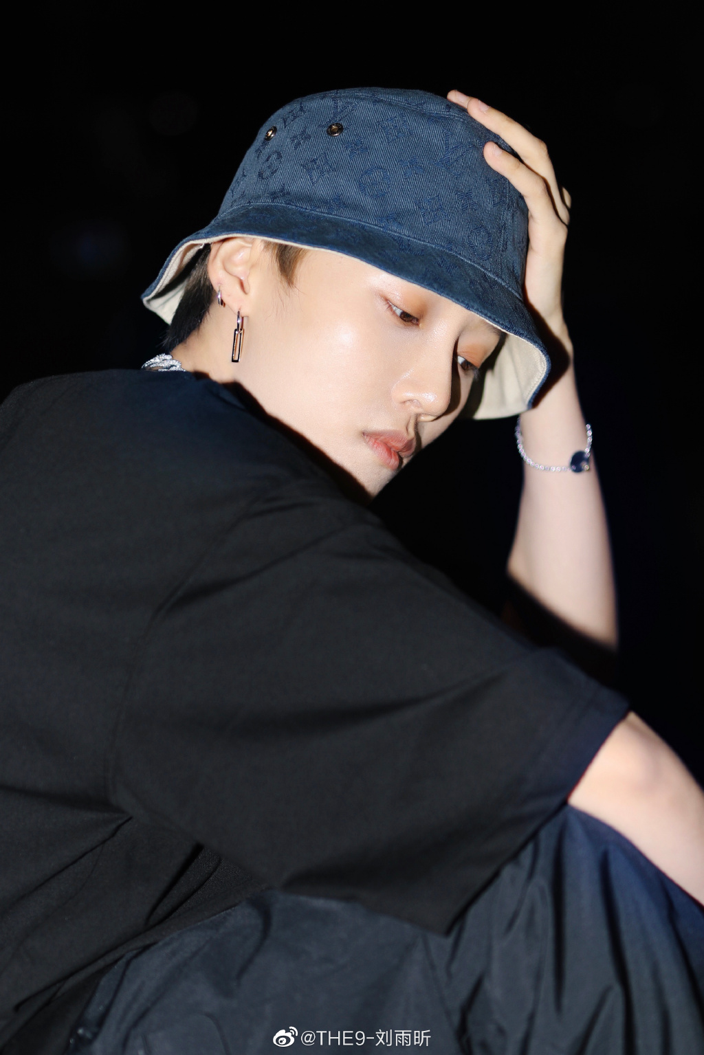 THE9「站位爆爭議」！劉雨昕「C位被邊緣」　粉絲氣炸：根本區別對待