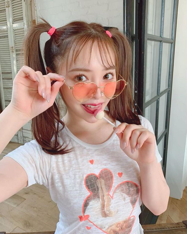 難忘灌可樂加曼陀珠！超甜女優「襯衫爆開」：內內直接露出