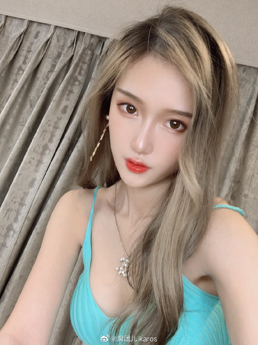 沒穿內內?實況兇妹「旗袍開衩到腰」尺度超狂 網暴動:我舉起來了!