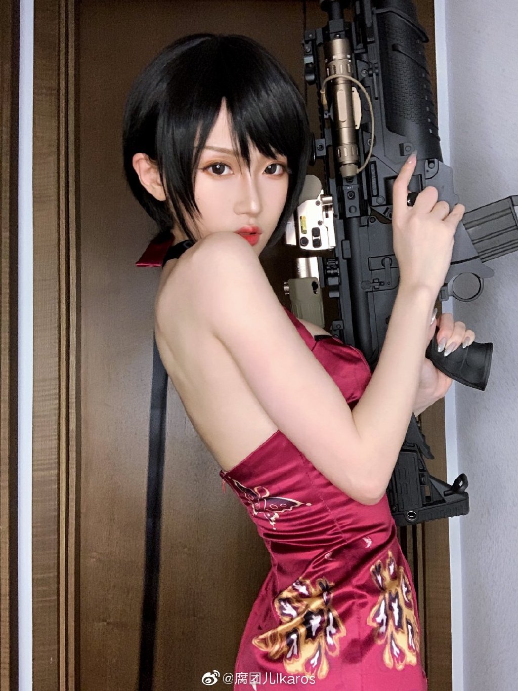 沒穿內內?實況兇妹「緊身旗袍開高衩」尺度超狂 網暴動:我舉起來了!