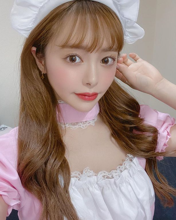 難忘灌可樂加曼陀珠！超甜女優「襯衫爆開」：內內直接露出