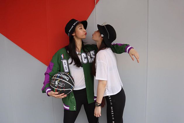 忍不住壞壞?「拉拉戀」鏡頭前激吻「忘情脫衣」 網:快要窒息