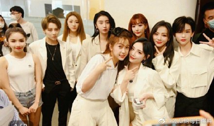 THE9「站位爆爭議」！劉雨昕「C位被邊緣」　粉絲氣炸：根本區別對待