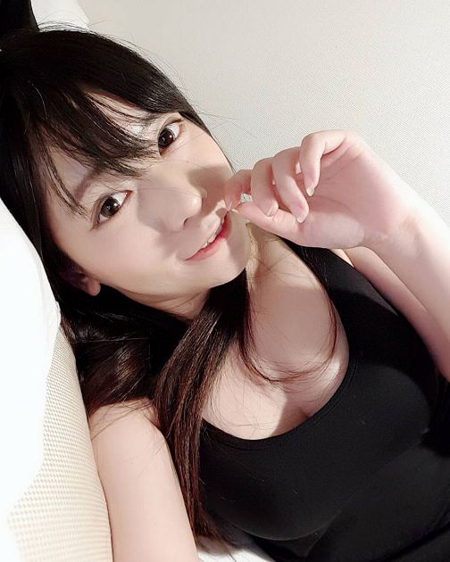 罕曝男友視角!實況正妹「緊身背心」炸出巨球 網:真D香