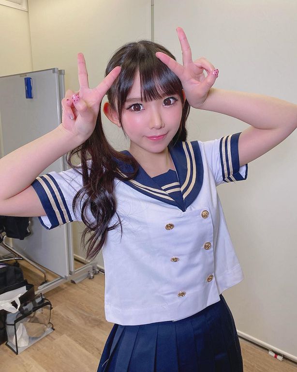 「合法蘿莉」身材太兇！「捧膝倒躺沙發」：蜜桃線條全曝光