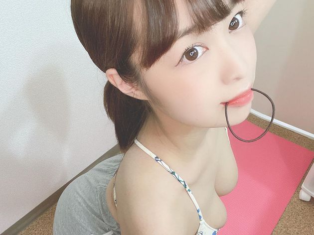 細肩帶包不住！H級日本正妹「雙手一舉」　網全羞喊：太撩