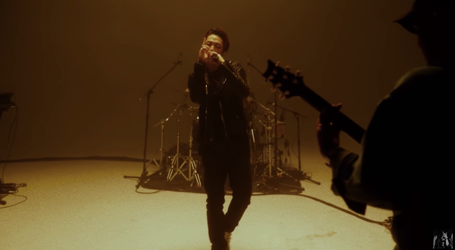 突破以往風格!ØZI「搶先演唱新歌」 一鏡到底拍攝超驚人