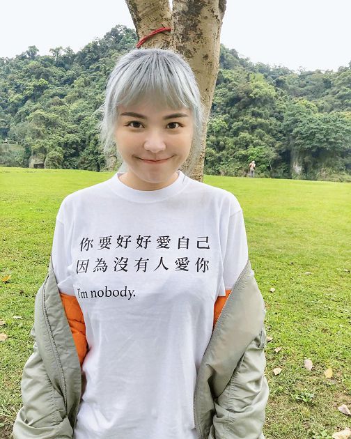 巨球裝不下?F級網紅「辣穿綁帶比基尼」悄位移:會露點!