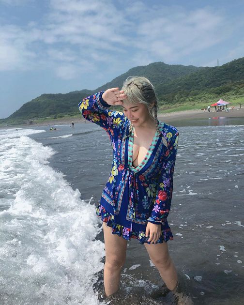 巨球裝不下?F級網紅「辣穿綁帶比基尼」悄位移:會露點!