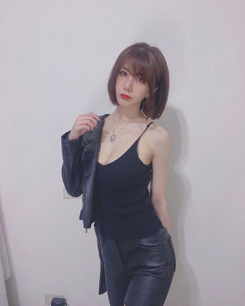 辣曬S曲線!實況主「連身旗袍緊繃」巨球險撐破 網:好有料