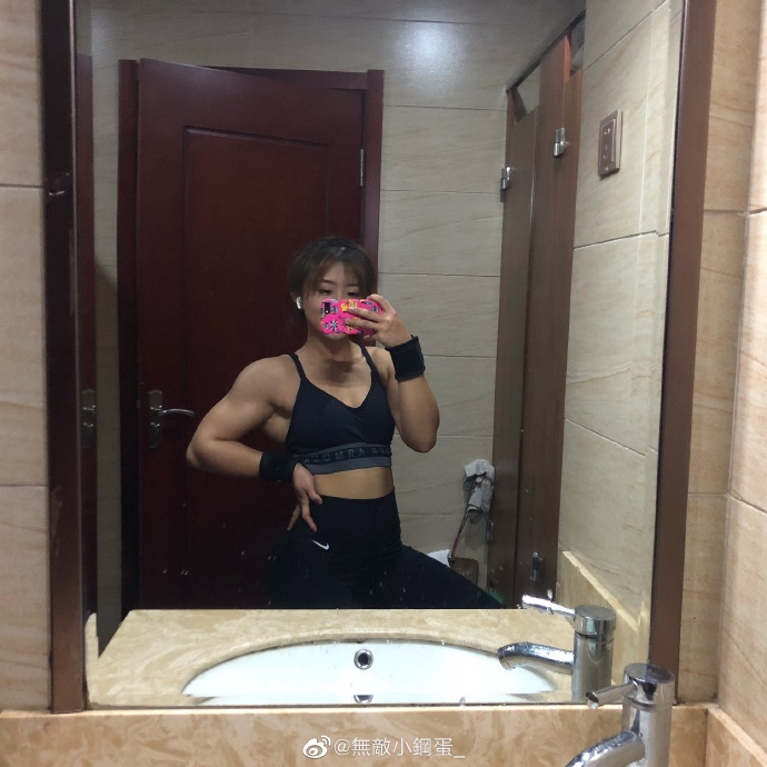 真人版春麗！甜美網紅「練成健美冠軍」　「驚人泳裝照曝光」網全嚇歪！